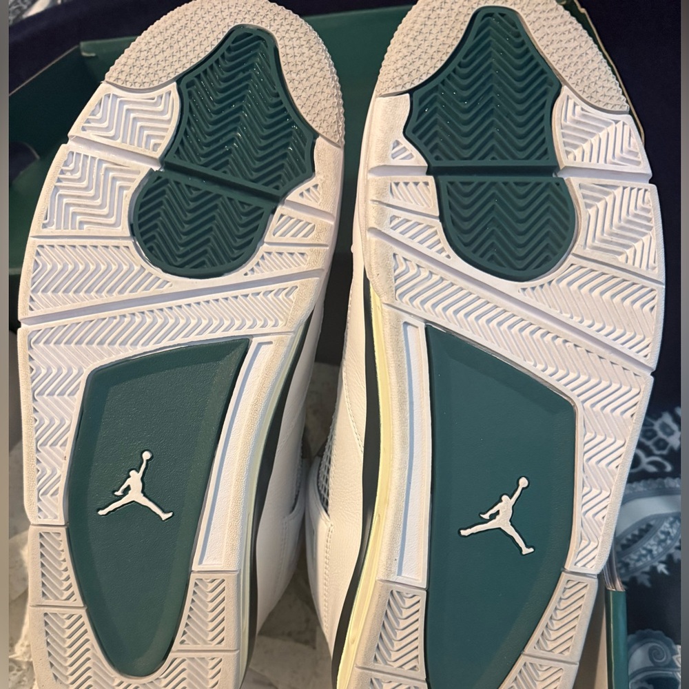 Jordan 4 Retro Like New! - Picture 4 of 6